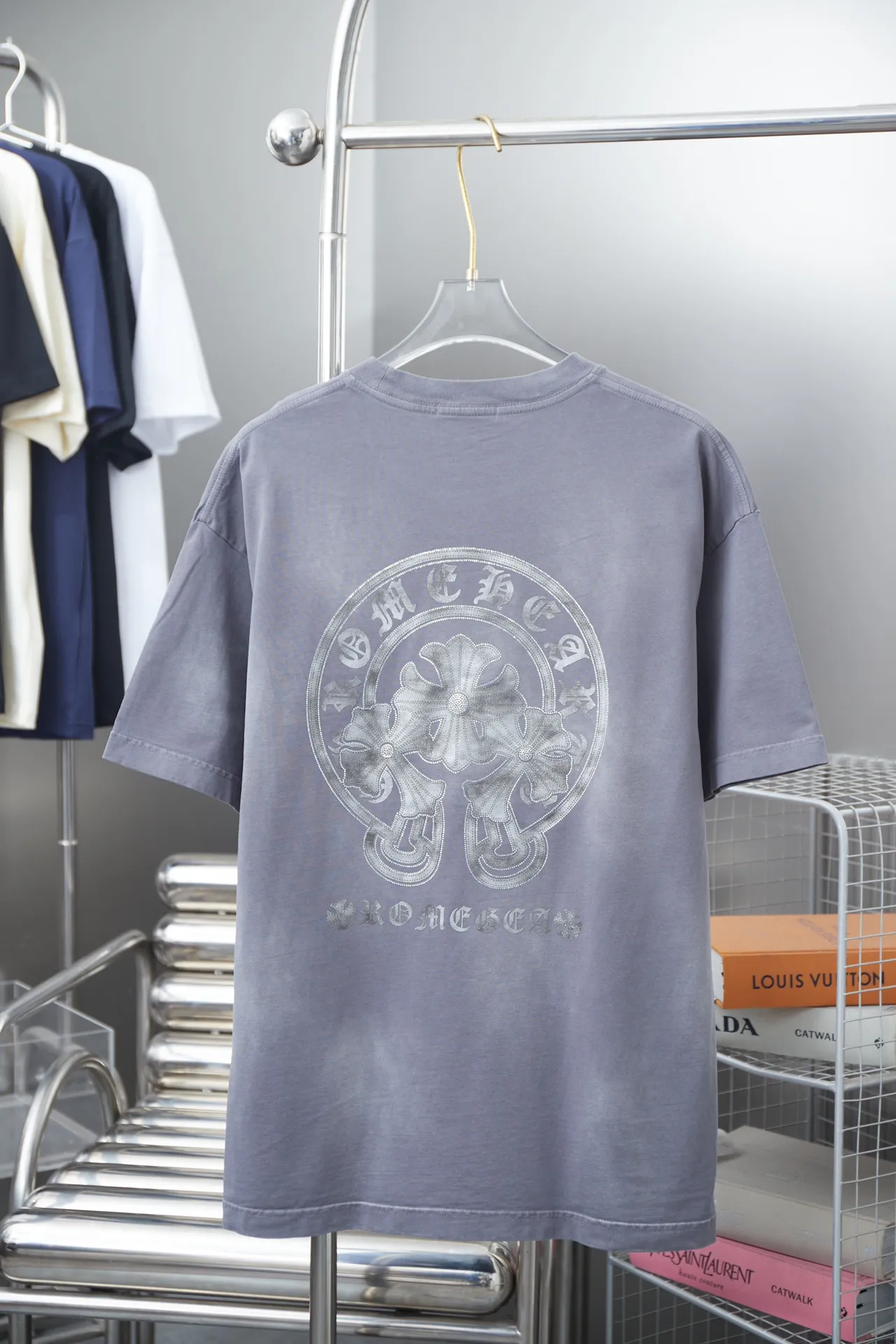 🅿️230 Chrome Hearte 25SS early spring new style, canvas Chrome Hearte hot diamond short sleeves, light luxury, a must-have item for daily commuting for men and women, correct version, welcome to compare, detailed features · 280g 100% pure cotton double yarn jersey fabric · Special thickened 32 pieces of double-strand 1X1 thread in the same vat custom dyeing · Imported Australian matte pearlescent diamond ➕ canvas patch. Ready-made garments are dyed. Then do the faded fried snowflake process, then wash it to make it look old. Common washing improves the effect · Double-needle stitching and cross-stitch process · Original main mark, washed tag, branded moisture-proof paper packaging Color: black/blue/grey Size: S/M/L/XL